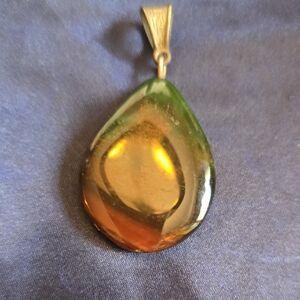 Elegant Gold and Green Teardrop Pendant Dragon's Blood
